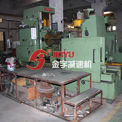大型Y31125滾齒機，加工直徑2米，滾刀可裝卡直徑400mm加工模數20模
